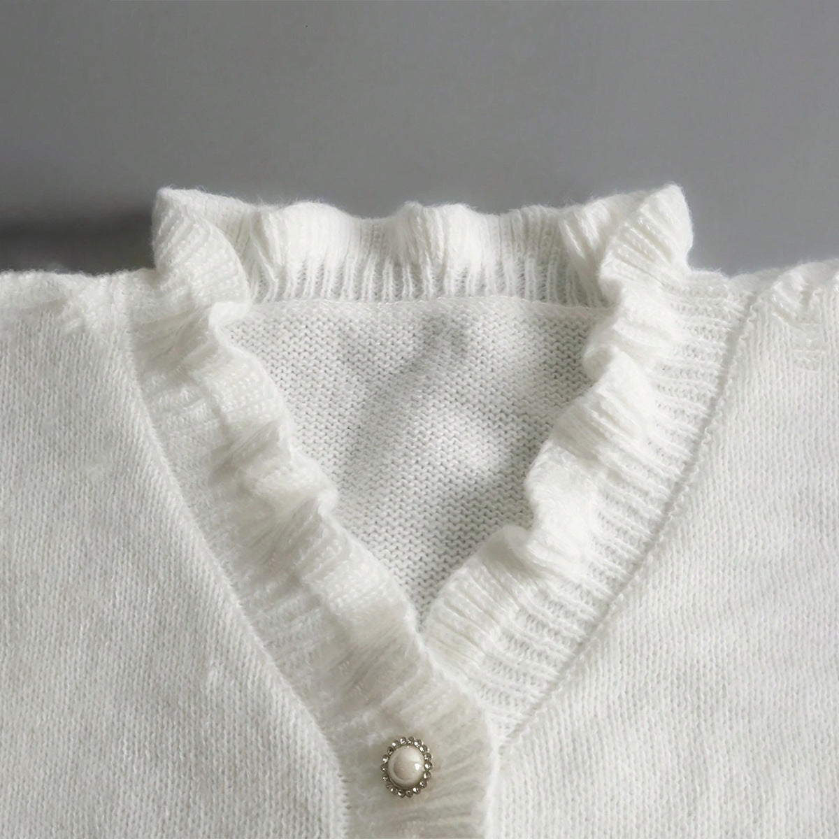 Damen Strickpullover mit Rüschendetails und perlenverzierten Knöpfen WW