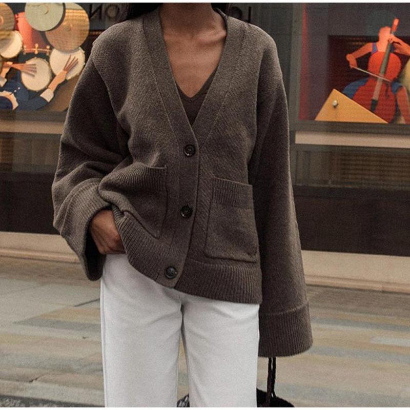 Damen Strickjacke mit tiefem V-Ausschnitt und praktischen Taschen WW