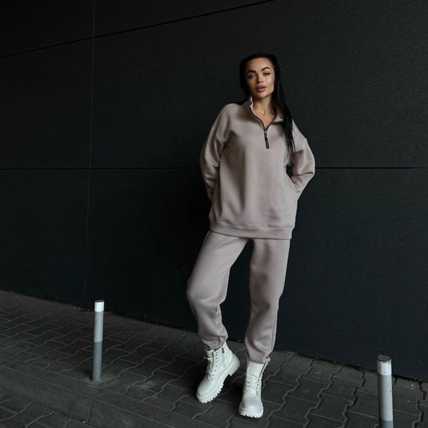 Damen sportliches Fleece-Set mit hohem Kragen und praktischen Reißverschlusselementen WW