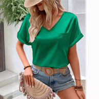 Damen Satin V-Ausschnitt T-Shirt mit Brusttasche und lässigem Schnitt WW