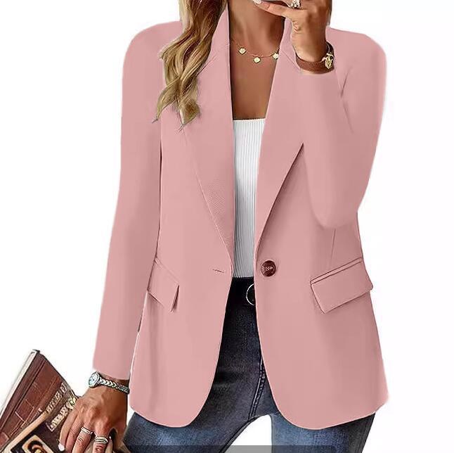 Damen modernes Blazer-Outfit mit elegantem Schnitt und klassischen Details WW