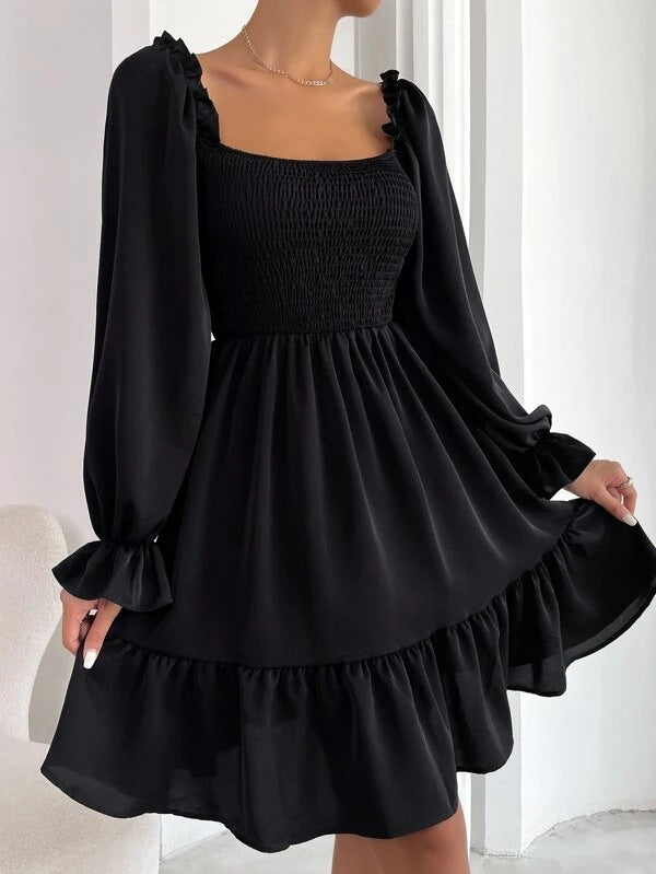 Damen eingearbeitetes Minikleid mit voluminösen Rüschenärmeln und Square-Neck WW