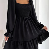Damen eingearbeitetes Minikleid mit voluminösen Rüschenärmeln und Square-Neck WW