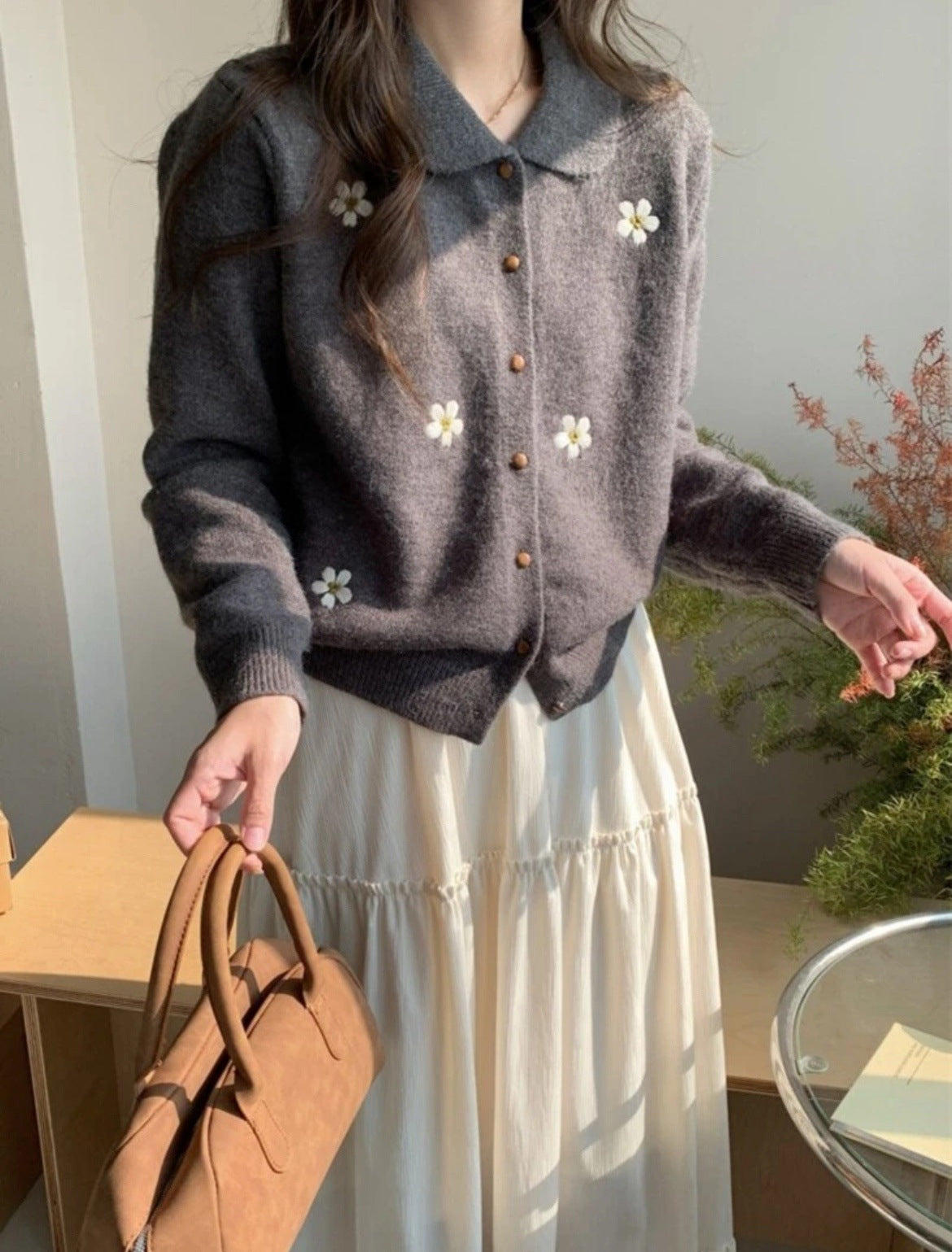 Damen Strickjacke mit floralen Applikationen und klassischem Kragen WW