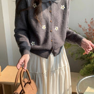 Damen Strickjacke mit floralen Applikationen und klassischem Kragen WW