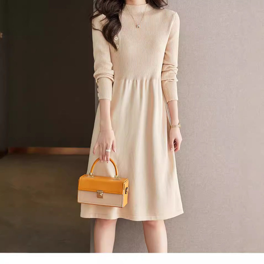 Damen Strickkleid mit eleganten Knopfdetails und Rundhalsausschnitt WW