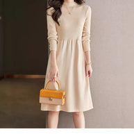 Damen Strickkleid mit eleganten Knopfdetails und Rundhalsausschnitt WW