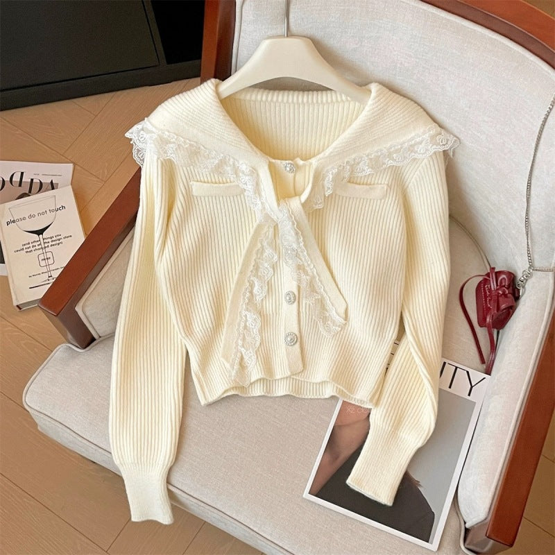 Damen Strickjacke mit Rüschen-Halsband und dekorativen Knöpfen WW