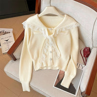 Damen Strickjacke mit Rüschen-Halsband und dekorativen Knöpfen WW