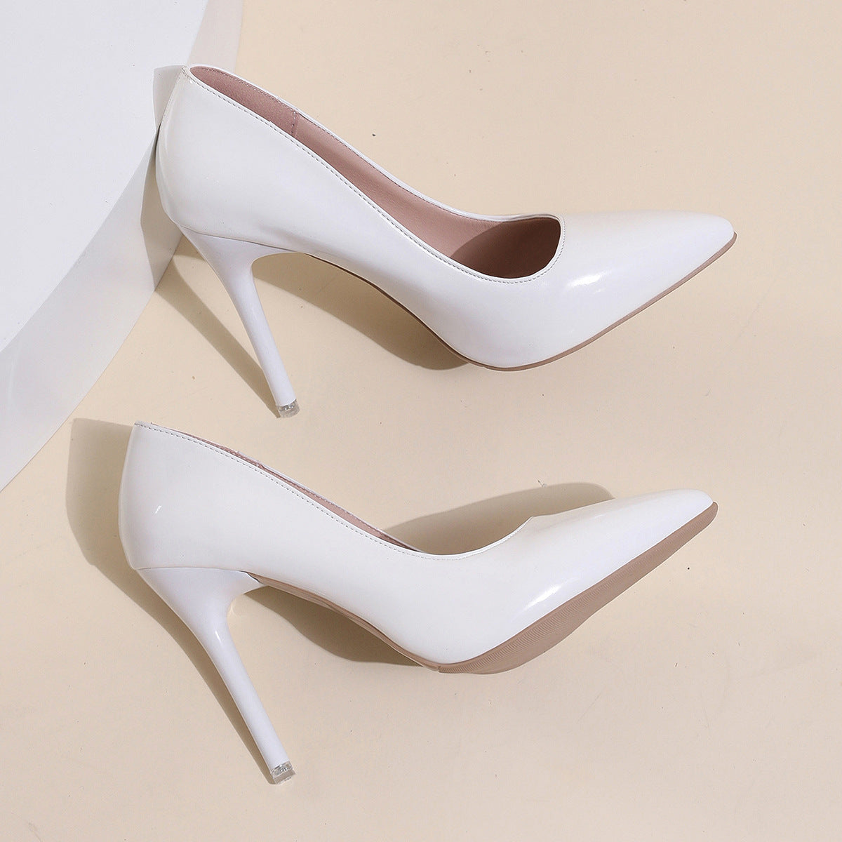 Damen Pumps mit stilvollem Spitzendesign und glänzender Lackoberfläche WW