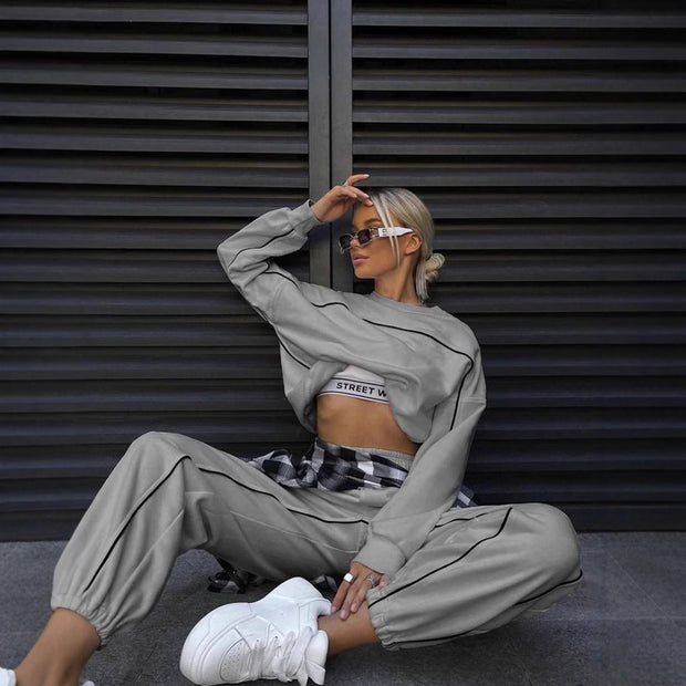 Damen sportliches und modisches Set mit cropped Oberteil und lässiger Hose WW