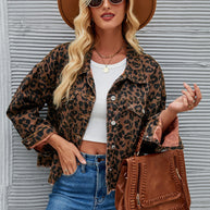 Damen Jeansjacke im angesagten Leo-Design mit cooler Schnittführung und lässigen Details WW