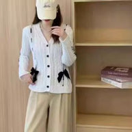 Damen Strickjacke mit dekorativen Taschen und Wellenmuster WW