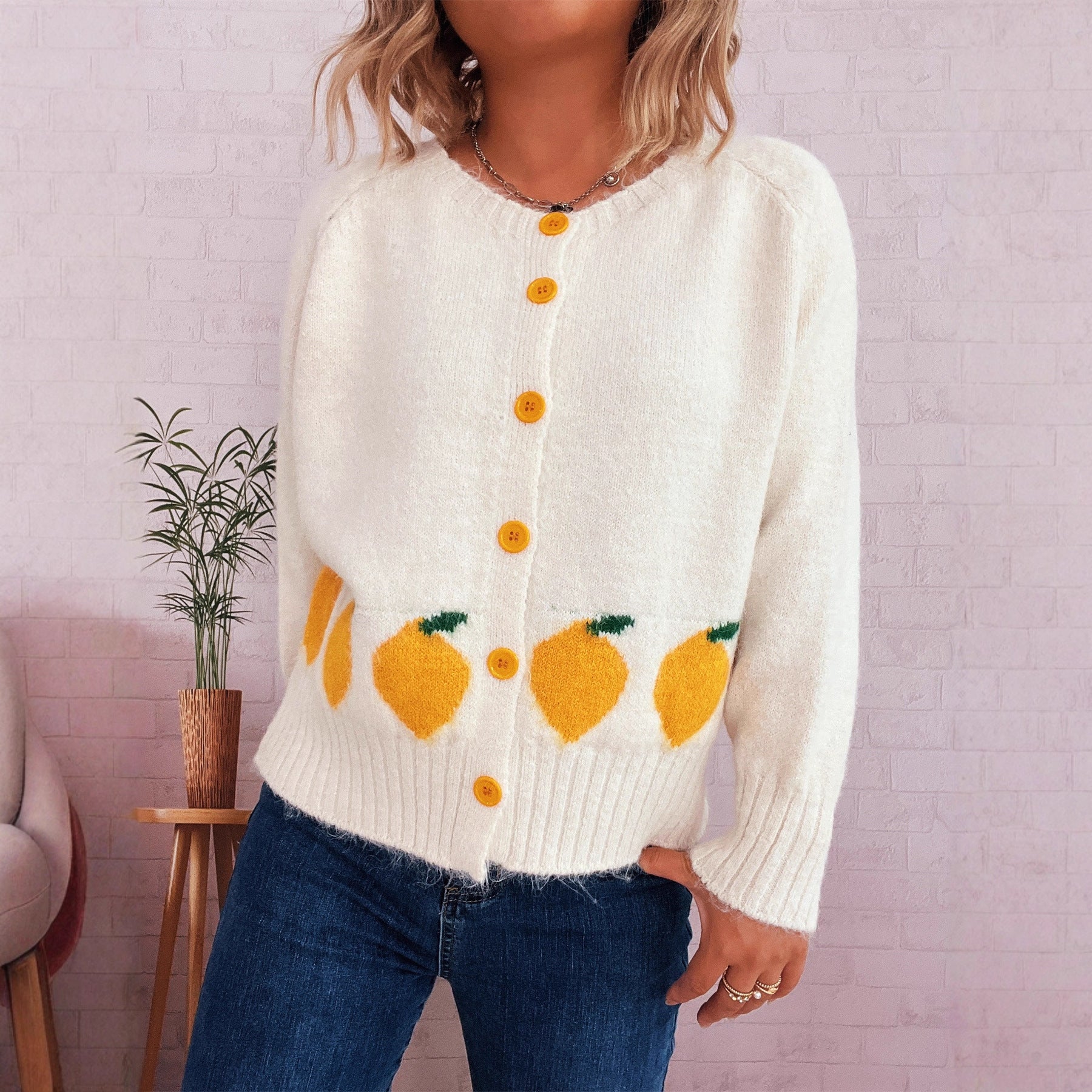 Damen Strickjacke mit fruchtigem Motiv und Knopfdetails WW