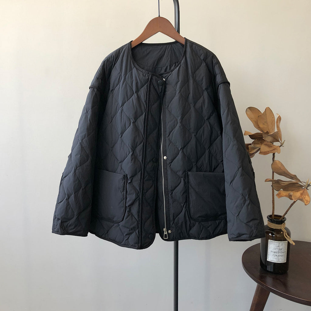 Damen kurz geschnittene Steppjacke mit praktischen Taschen und minimalistischen Details WW