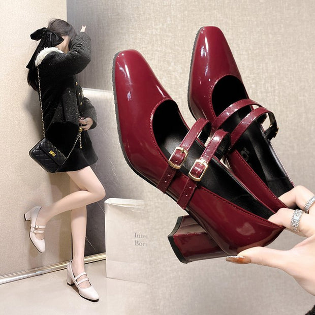 Damen Elegante Mary Jane Pumps mit dekorativen Riemchen und hochglänzendem Finish W&W