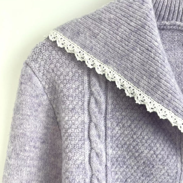 Damen Strickjacke mit romantischen Häkelbesätzen und klassischem Styling WW
