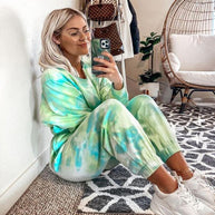 Damen Bequemes Sweat-Outfit mit modernen Batik-Details WW
