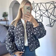 Damen gesteppte Jacke mit floralem Design und praktischen Taschen WW