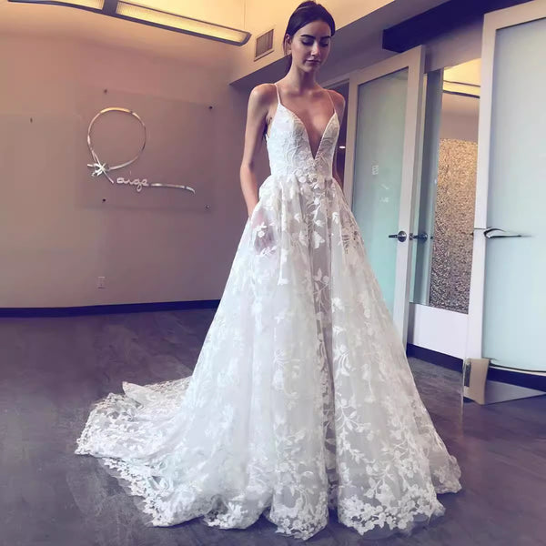 Damen Hochzeitskleid mit tiefem V-Ausschnitt und filigraner Spitze WW