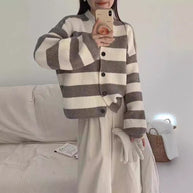 Damen Strickjacke mit Druckknopfverschluss und breiten Streifen WW