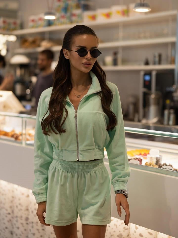 Damen sportlicher Freizeitjacken- und Shorts-Set mit leichtem Material WW