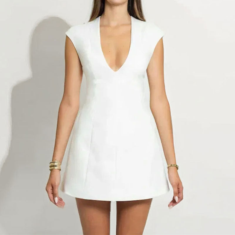 Damen Minikleid mit tiefem V-Ausschnitt und eleganter Silhouette W&W Mode