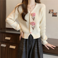 Damen Strickjacke mit floralen Applikationen und V-Ausschnitt WW