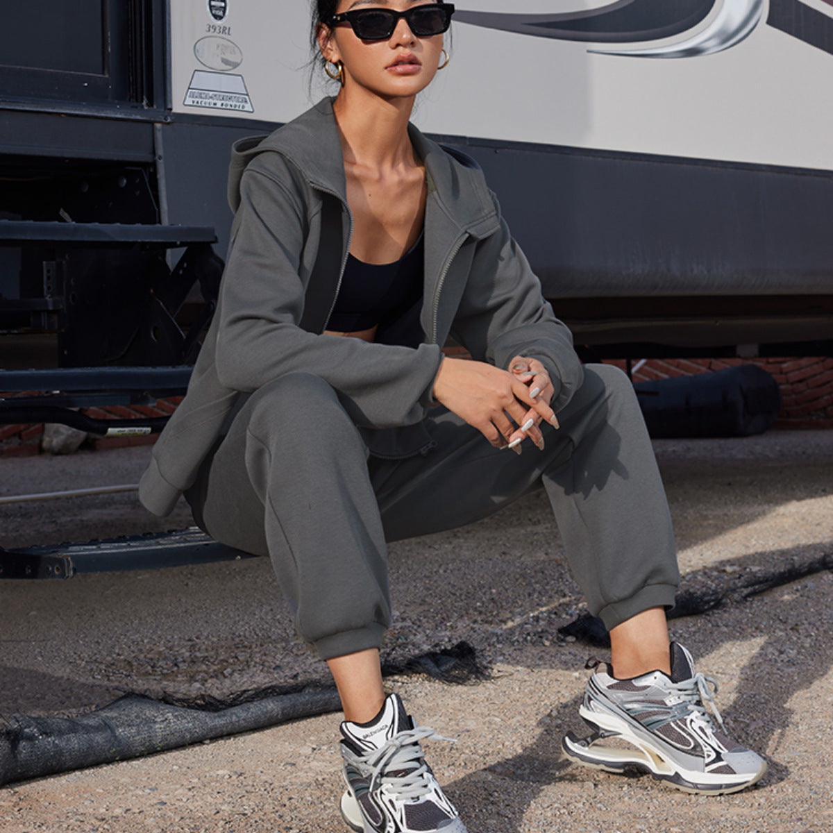 Damen sportliches Fleece-Set mit Kapuze und Reißverschluss WW