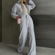 Damen sportliches Ensemble mit cropped Oberteil und weiten Hosen WW