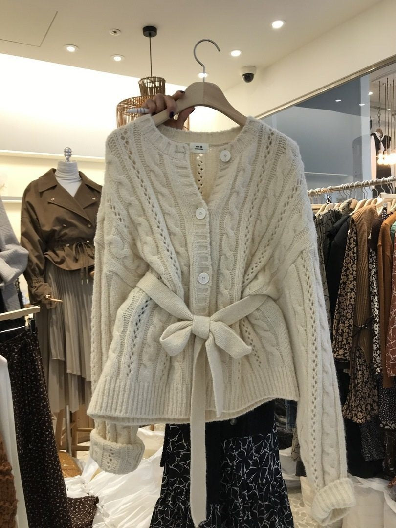 Damen Strickjacke mit Taillengürtel und Zopfmuster WW