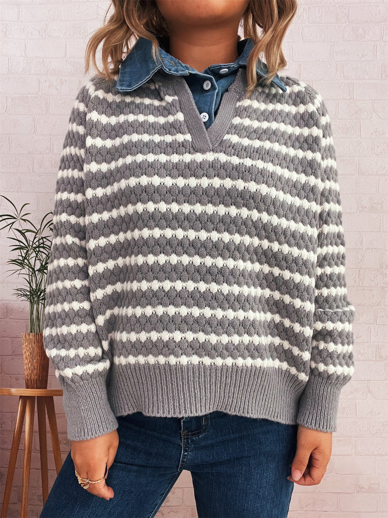 Damen Strickpullover mit tiefem V-Ausschnitt und markantem Streifenmuster WW