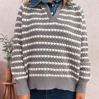Damen Strickpullover mit tiefem V-Ausschnitt und markantem Streifenmuster WW