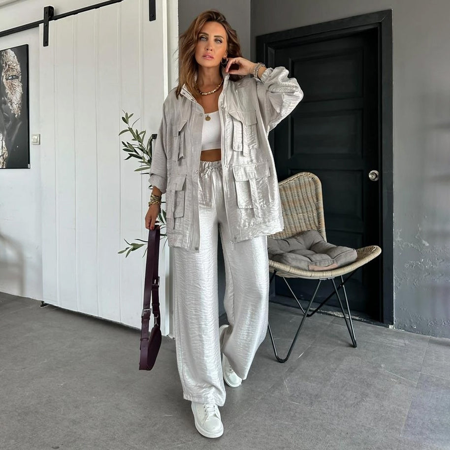Damen athletisches Freizeit-Set mit elegantem Glanz und praktischen Taschen WW