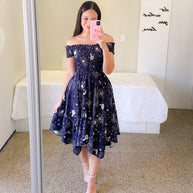 Damen Sommerliches Off-Shoulder Kleid mit farbenfrohem Schmetterlingsmuster und geschmeidigem Faltenwurf WW