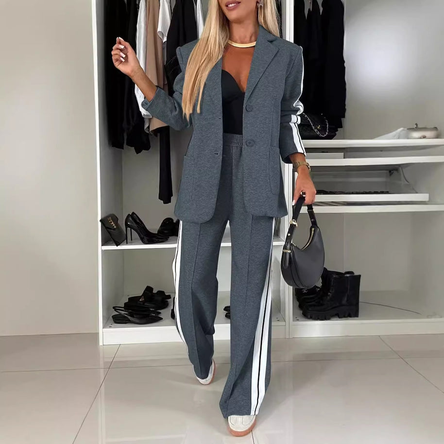 Damen Sportliches Zweiteiler-Outfit mit moderner Schnittführung und markanten Streifen WW