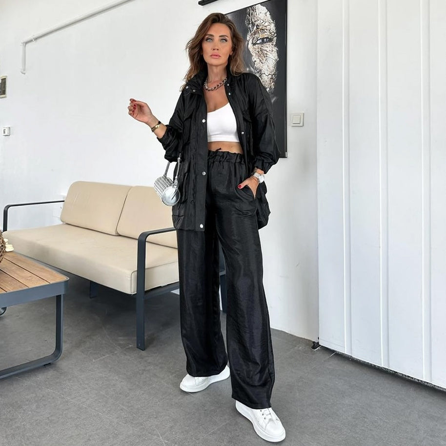 Damen athletisches Freizeit-Set mit elegantem Glanz und praktischen Taschen WW