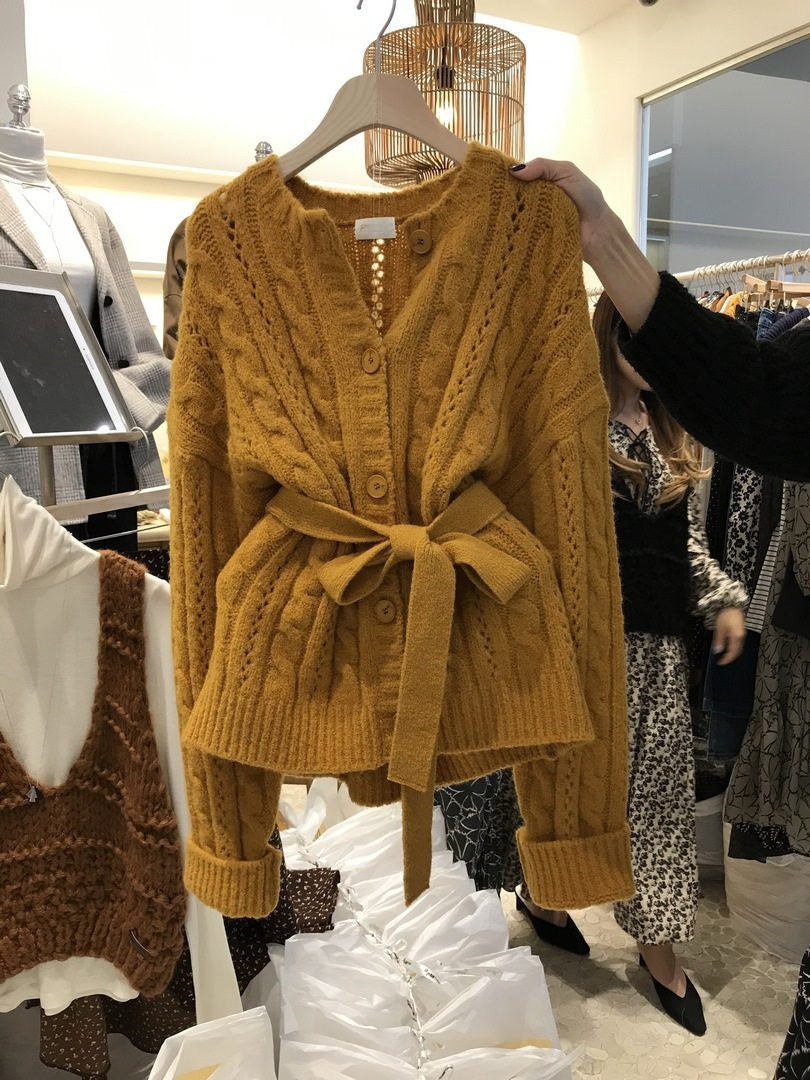 Damen Strickjacke mit Taillengürtel und Zopfmuster WW
