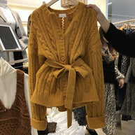 Damen Strickjacke mit Taillengürtel und Zopfmuster WW