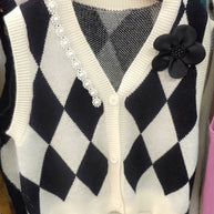 Damen Strickweste mit modernem Rautenmuster und eleganter Knopfdetail WW