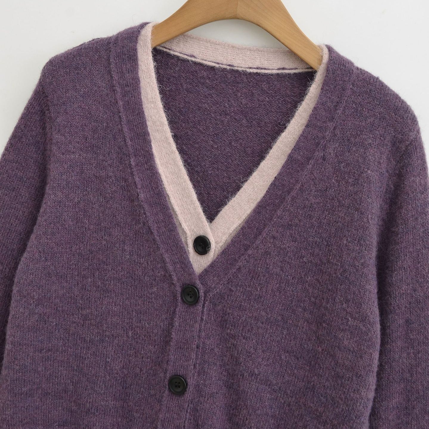 Damen Strickjacke mit V-Ausschnitt und kontrastierenden Details WW