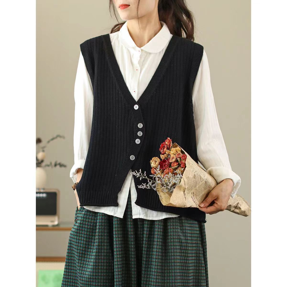 Damen Strickweste mit Knopfdetails und tiefem V-Ausschnitt WW