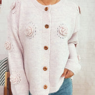 Damen Strickjacke mit floralen Applikationen und dekorativen Knöpfen WW