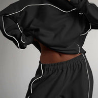 Damen sportliches und modisches Set mit cropped Oberteil und lässiger Hose WW