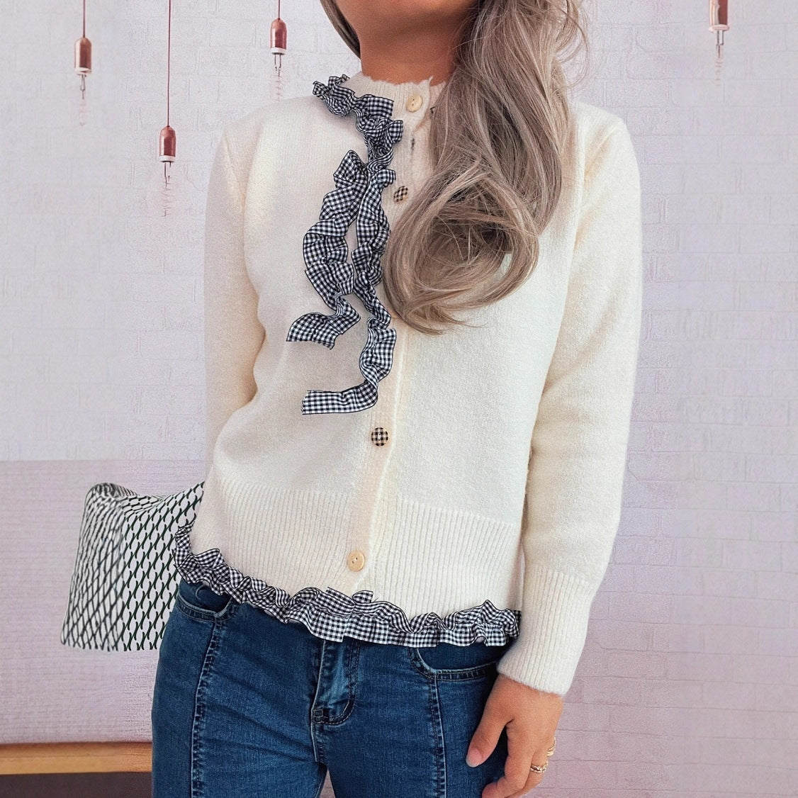 Damen Strickjacke mit romantischem Rüschenabschluss und detailverliebtem Knopfdurchzug WW