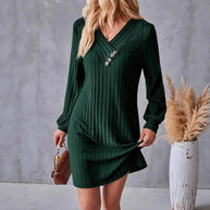 Damen Röhrenkleid mit elegantem V-Ausschnitt und dekorativen Knöpfen WW