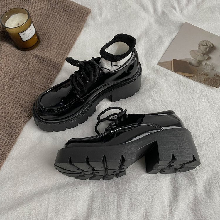 Damen Chunky Schnürschuhe mit robustem Blockabsatz und glänzender Oberfläche W&W