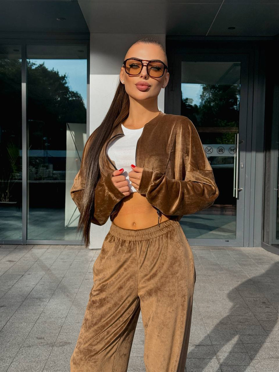 Damen sportliches Set mit cropped Jacke und weiten Hosen WW