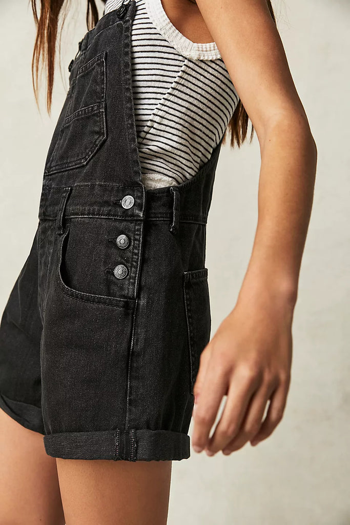 Damen Latz-Shorts aus Denim mit praktischen Taschen und modischem Design WW
