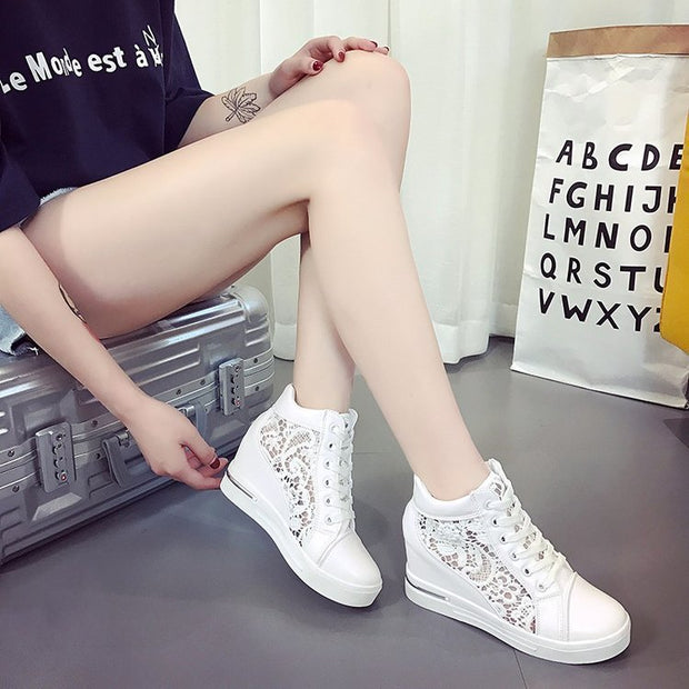 Damen Wedge-Sneaker mit modischem Spitzen-Detail und lässigem Metallic-Finish W&W